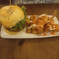 Burger con patatas bravas at Cat Bar in Barcelona