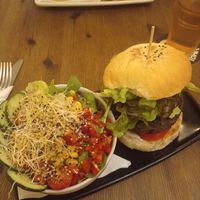 Black burger con ensalada at Cat Bar in Barcelona