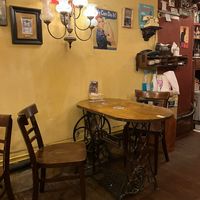 Las mesas sobre máquinas de coser 💚  at Cat Bar in Barcelona