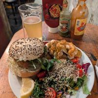 "Fish" n' Chips Burger, fries and salad at Cat Bar in Barcelona