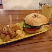 Crazy burger, patatas bravas y sidra at Cat Bar in Barcelona