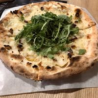 Pera - vegan mozzarella, pear, vegan blue cheese, aragula and nuts. at Napoli in Gdynia