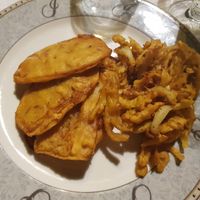 Vegan onion bhajia and vegan pakora at New Jawad in Paris