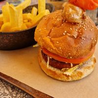 Burguer Vegano com Batata frita caseira at Pratu's in Alcobaca