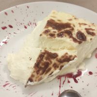 Tarta de queso (vegetariana, no vegana). Llena mucho y es bastante más grande de lo que parece. Merece totalmente la pena. at Fresh Green in San Sebastian