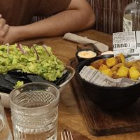 Nachos con guacamole y patatas con salsas mayo at Fresh Green in San Sebastian