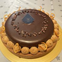 The little plate isn’t normally in the middle, I moved it to hide the hole from the candle as I didn’t get a picture before 😅  at hal okada - vegan sweets lab in Tokyo