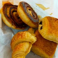 Mélange de couques : croissants, pains au chocolat, frangipane, cinnamon rolls, brioche sucre gingembre at De Broodenier in Leuven