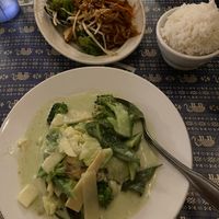 Green curry and pad Thai! Super 👌🏽 at Thai Chef in Lahaina