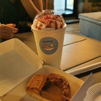 Beigne au Speculoos et Frappé Matcha-framboise at La Beignerie in Montreal