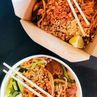 Pad Thai (oben rechts) und Pho Tron Veggie mit Rind (unten links). at Viet Tam in Brno