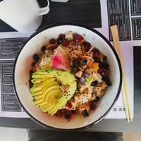 Bowl vegano, con mango, arándanos, tofu, aguacate.  at Grano de Arroz in Mexico City