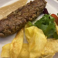 Seitan con patatas fritas at El Berenjenal in Valladolid