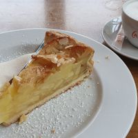 Apfelkuchen und Cappuccino aus Hafermilch at Cafe Del Sol in Moenchengladbach