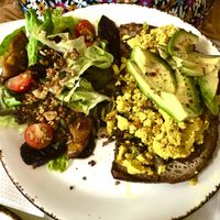 Tosta de tofu e abacate 🥑  at Bloomy Market in Setubal