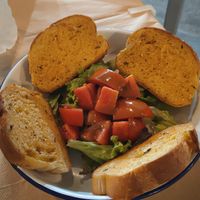 Pana all aglio.. cioè pane bianco con olio ed un po' di aglio sopra a 5.50 euro x 4 fettine at Meli & Thymari in Santorini