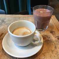 Nice coffee and vegan 🌱 smoothies. Munich prizes ;-) at Cotidiano Promenadenplatz in Munich