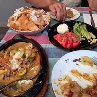 Links oben, Home Made Chips mit Käse 😋 at 8 Mamas in Burgas