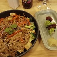 Yakisoba con nigiri de aguacate y cebolla at Veganashi - Gluten Free Sushi in Barcelona