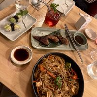 avocado nigiri roll w/ onions, yakisoba noodles, gyoza dumplings, & blueberry lemonade!  at Veganashi - Gluten Free Sushi in Barcelona