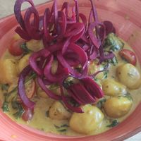 Gnocchi mit Spinat, roter Bete in Curry-Sojasahnesoße at Strand Speiserei in Groemitz