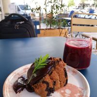 Cake with dark chocolate and beetroot juice at Pequeno Café e Bistrô - Arroios in Lisbon