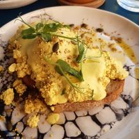 Vegan egg benedict at Pequeno Café e Bistrô - Arroios in Lisbon