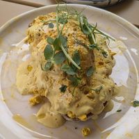 Vegan Eggs Benedict (7,5€) at Pequeno Café e Bistrô - Arroios in Lisbon