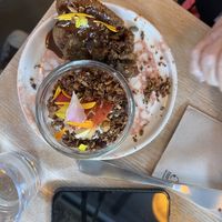 Oats and cake from the brunch  at Pequeno Café e Bistrô - Arroios in Lisbon