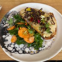 Mushrooms on toast with homemade vegan butter at Pequeno Café e Bistrô - Arroios in Lisbon