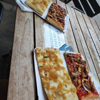 Opciones veganas y vegetarianas, muy bien para algo rápido, el chico que atendía muy majo at Masa Pizza al Corte in Santiago De Compostela