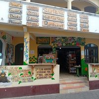 Entrante to estarán and shop at Salud Para Vida in San Pedro La Laguna