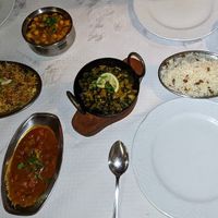 Bombay aloo curry with potatoes, chana aloo curry with potatoes and chickpeas, vegetable biryani, vegetable rice, Kashmir rice at Azafran in Alicante