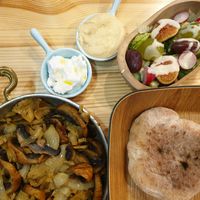 Seitan with mushrooms and onions, pita breaf, houmous, vegan cheese, salad at C'est Bon Salades Maison in Marseille