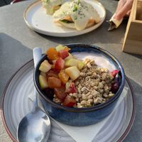 Yogur vegetal con fruta y sirope de arce  at Cafinho in Piran