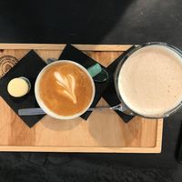 chai latte, flat white y alfajor  at Coffing in Pamplona