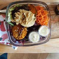 Buddha bowl vegan con hummus, lenticchie e burger vegetale at NewTree - Guichard in Lyon