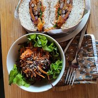 Panino con fagioli rossi, zucca e carote e accanto insalata con semi misti at NewTree - Guichard in Lyon