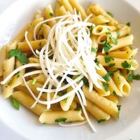 Pasta nachdem ich den veg. Käse darüber gestreut habe at Porto Rino in Crete