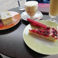 Zitronen Kuchen und Himbeer Nuss Kuchen at Phoenix Book Café in Klagenfurt
