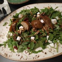 Ensalada de pera rostizada at Street & Soul in Toledo