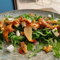 Ensalada con queso feta vegano y pera rostizada at Street & Soul in Toledo