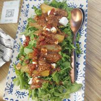 Ensala de peras, queso feta vegano, nueces, mostaza y tomates secos at Street & Soul in Toledo