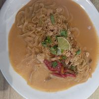 Tallarines en salsa tai con pistacho at Street & Soul in Toledo