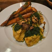 Gebratene Möhren mit Kimchi-Kartoffelpürree und Gremolata at Mala in Leipzig