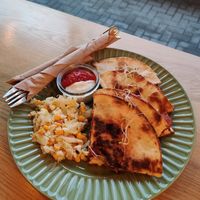 Wegańska quesadilla meksykańska to był strzał w 10! 😍 Ze szpinakiem i serem z pewnością równie wyborna 🤤 at Las in Zakopane