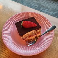 Szkoda, że to tiramisu truskawkowe nie było wegańskie, ale mój parter rozpływał się przy każdym kęsie, więc z pewnością było przepyszne ☺️❤️ at Las in Zakopane