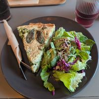 Vegane Quiche mit Brokkoli und veganen Feta inkl. Beilagensalat at Las in Zakopane