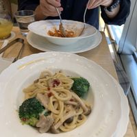 Cream sauce pasta at KOMEDA is in Tokyo