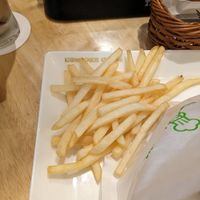 Chips with the burger at KOMEDA is in Tokyo